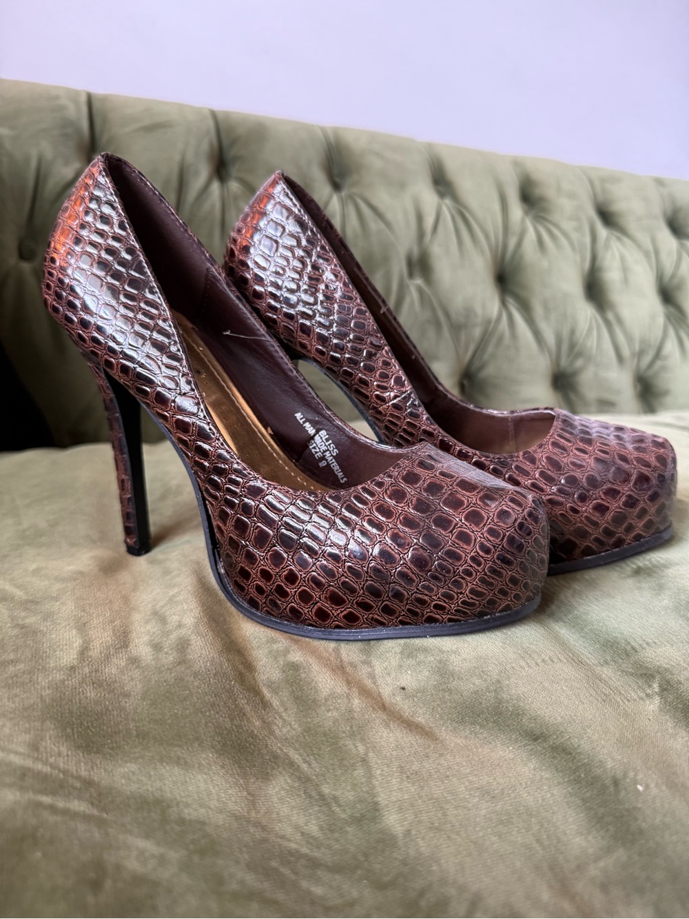 Mid 2000s Shoe Dazzle Brown Croc-Embossed Platform Pumps